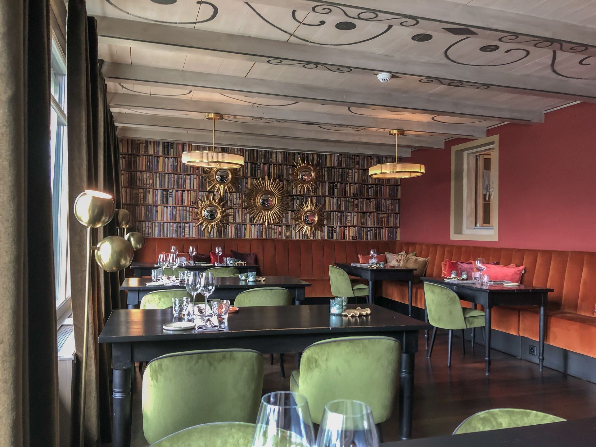 une grande salle à manger avec des tables et des chaises.