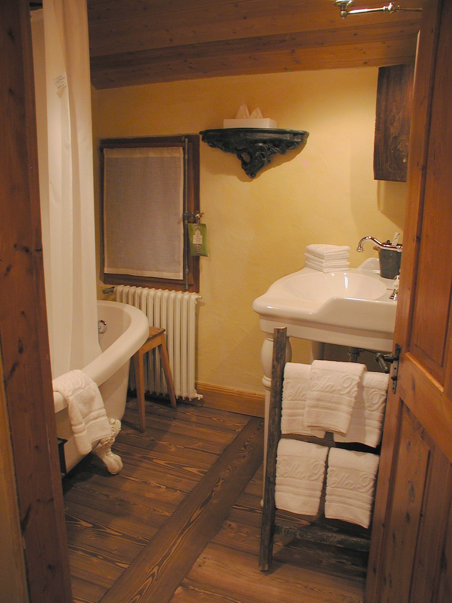 une salle de bain avec une baignoire et un lavabo.