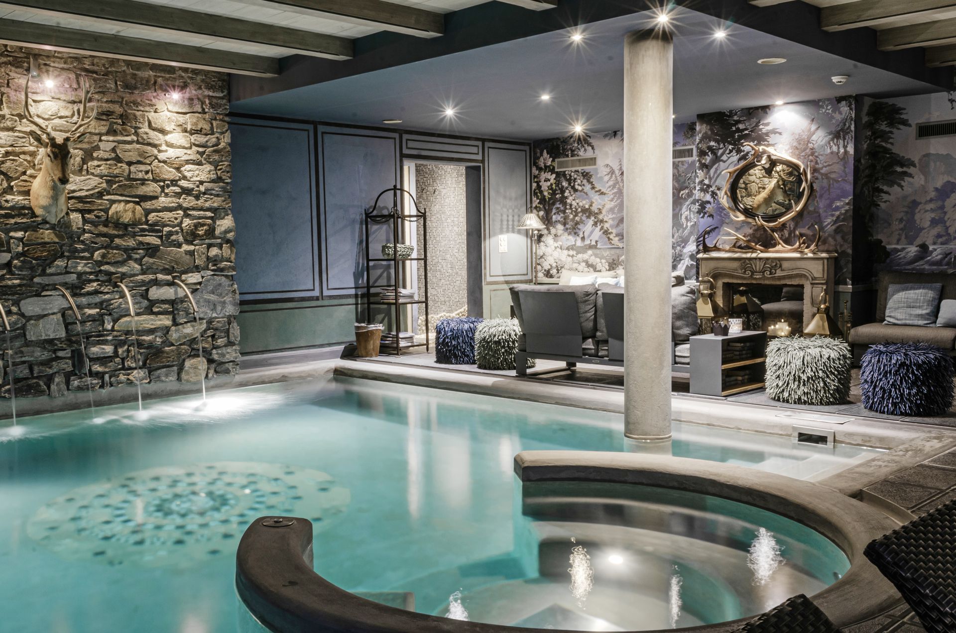 une grande piscine intérieure avec un jacuzzi au milieu.