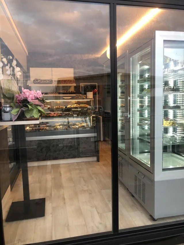 vetrina esterna di una pasticceria