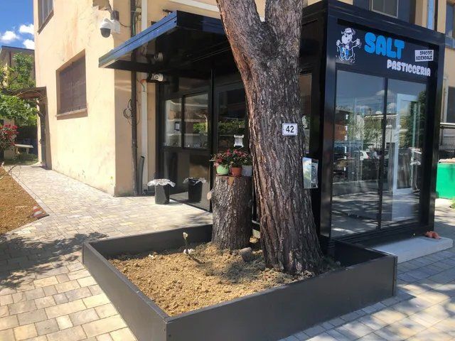 ingresso di una pasticceria con insegna