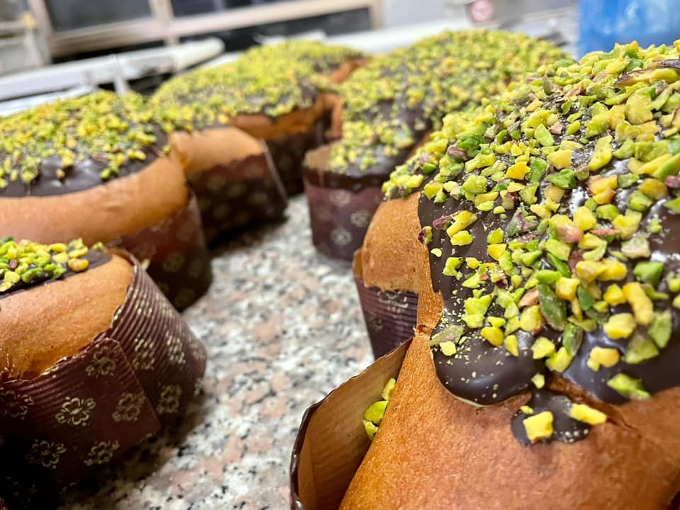 colombe con cioccolato e granella di pistacchio