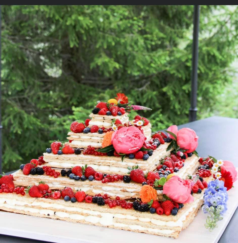 torta nuziale rettangolare a strati con frutti di bosco