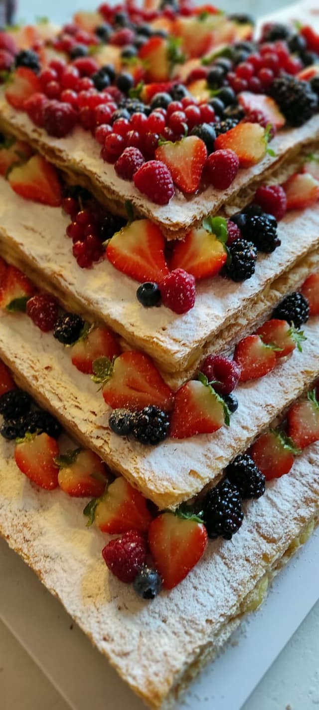 torta millefoglie a più piani con frutti di bosco