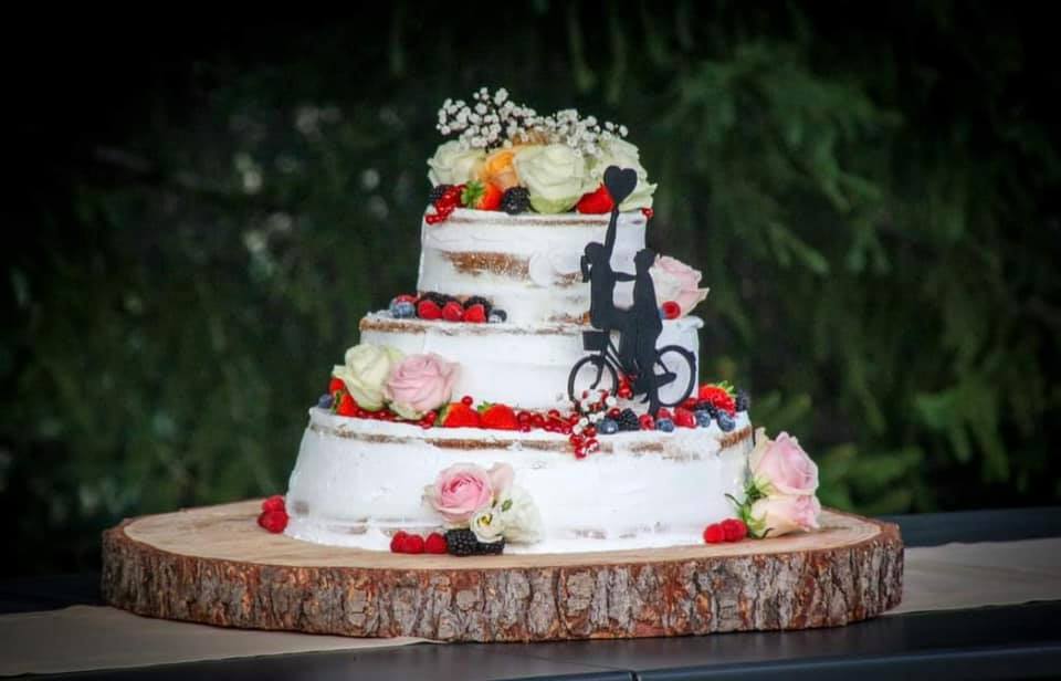 torta nuziale a tre strati con sposi in bicicletta