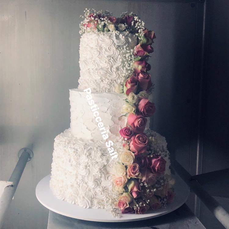 torta nuziale bianca a tre strati con roselline
