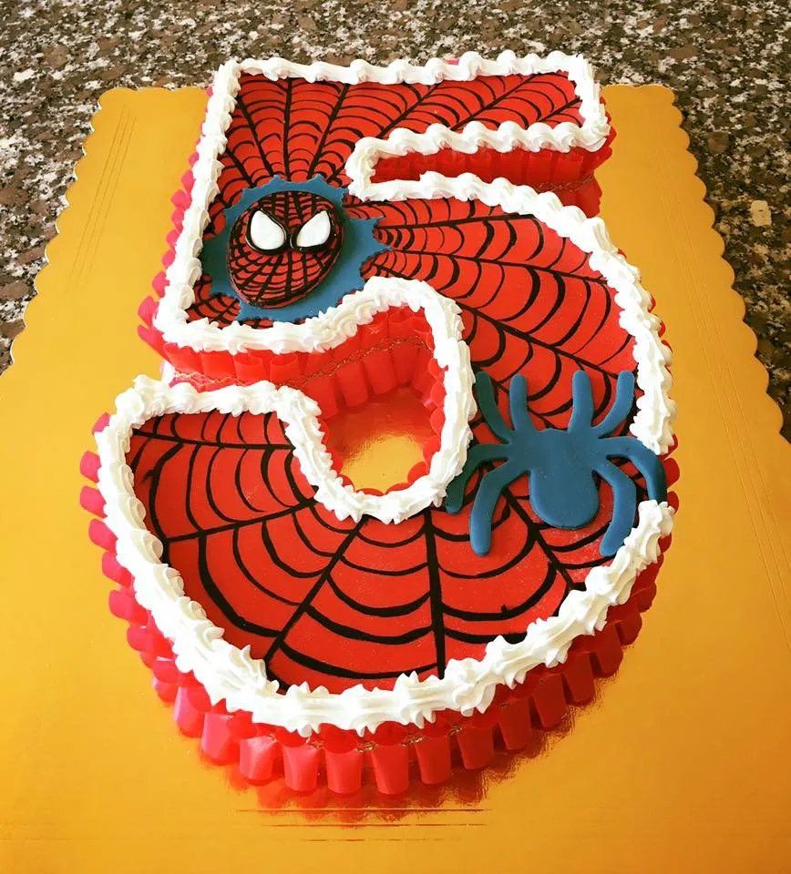 torta per compleanno di 5 anni a tema Spiderman