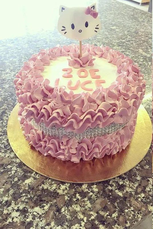 torta di compleanno rosa e bianca per bambina