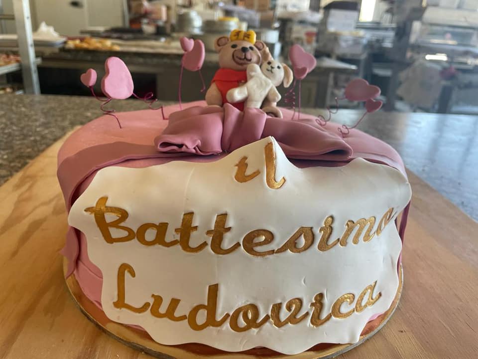 torta per battesimo rosa e bianca con orsacchiotti