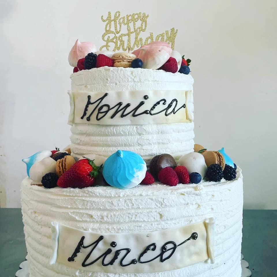 torta di compleanno a due piani per due bambini