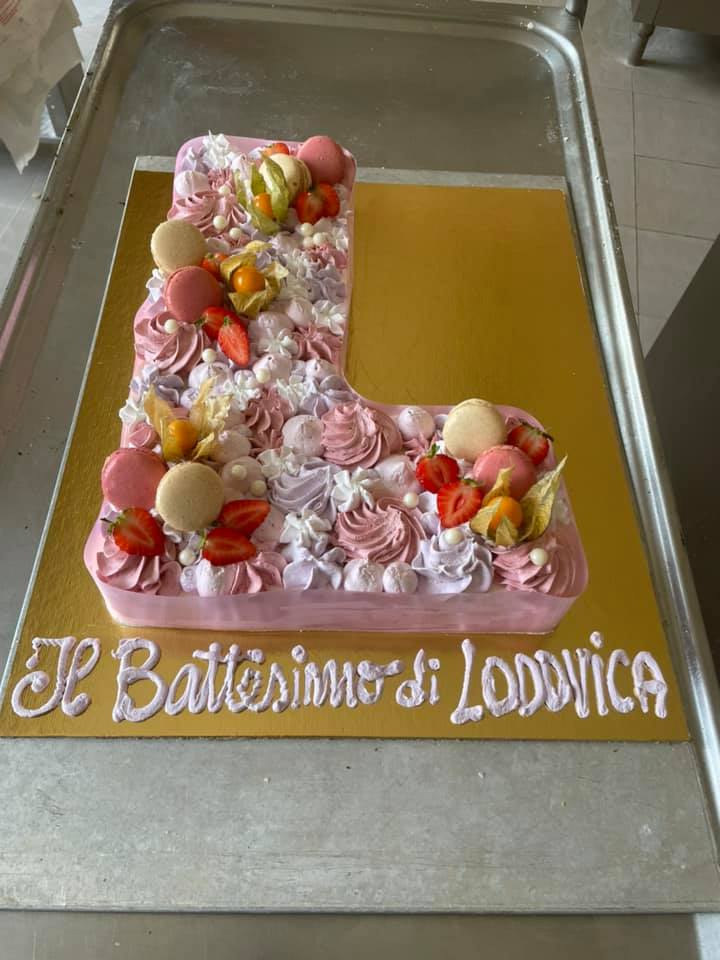 torta rosa per battesimo a forma di L