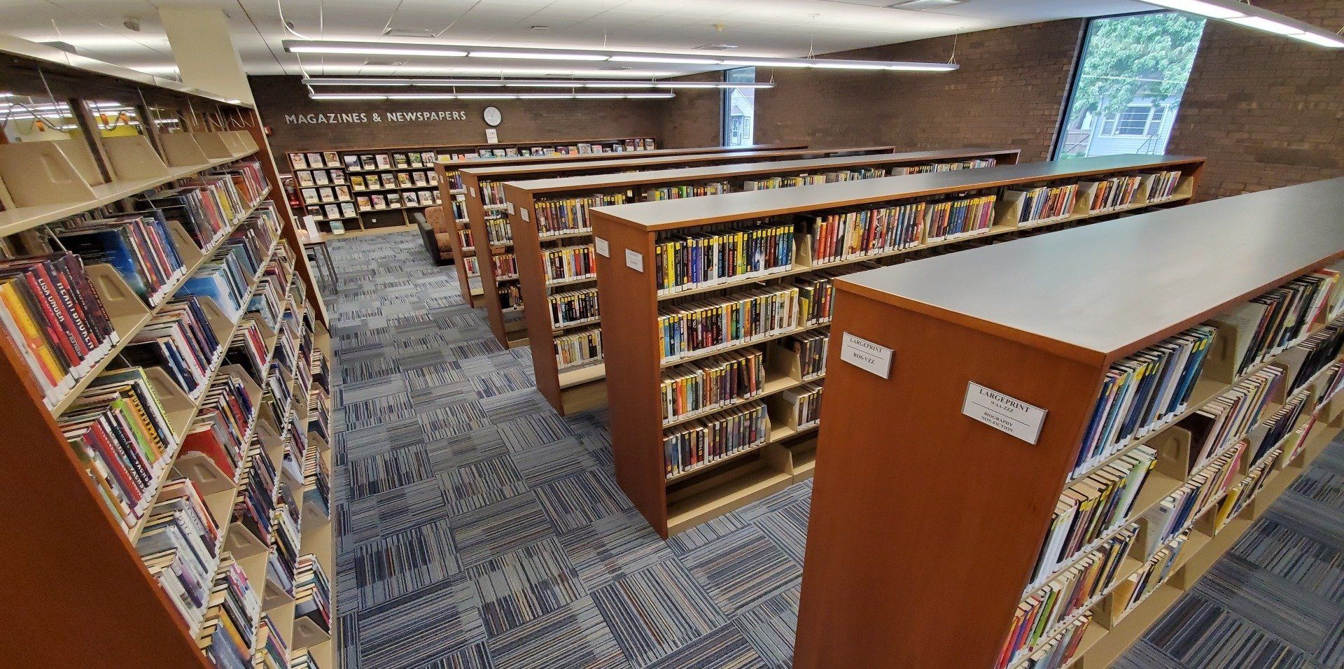 A library filled with lots of books on shelves.