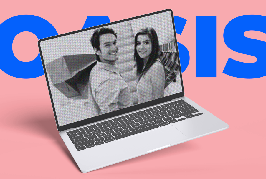 Una computadora portátil con una imagen de un hombre y una mujer en la pantalla.