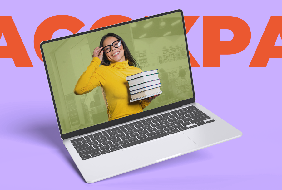 Una mujer sostiene una pila de libros en la pantalla de una computadora portátil.