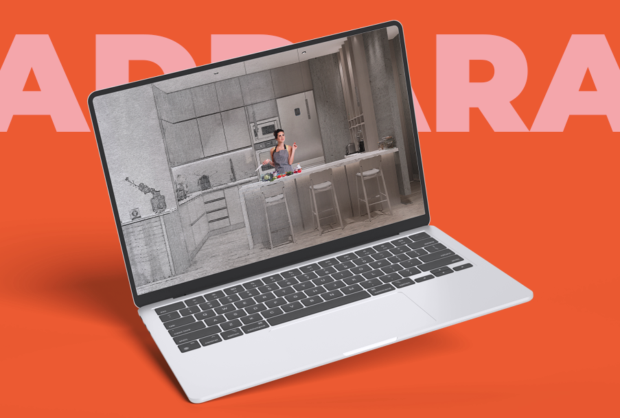 Una computadora portátil con un hombre sentado en la cima de una montaña tomando una fotografía en la pantalla.