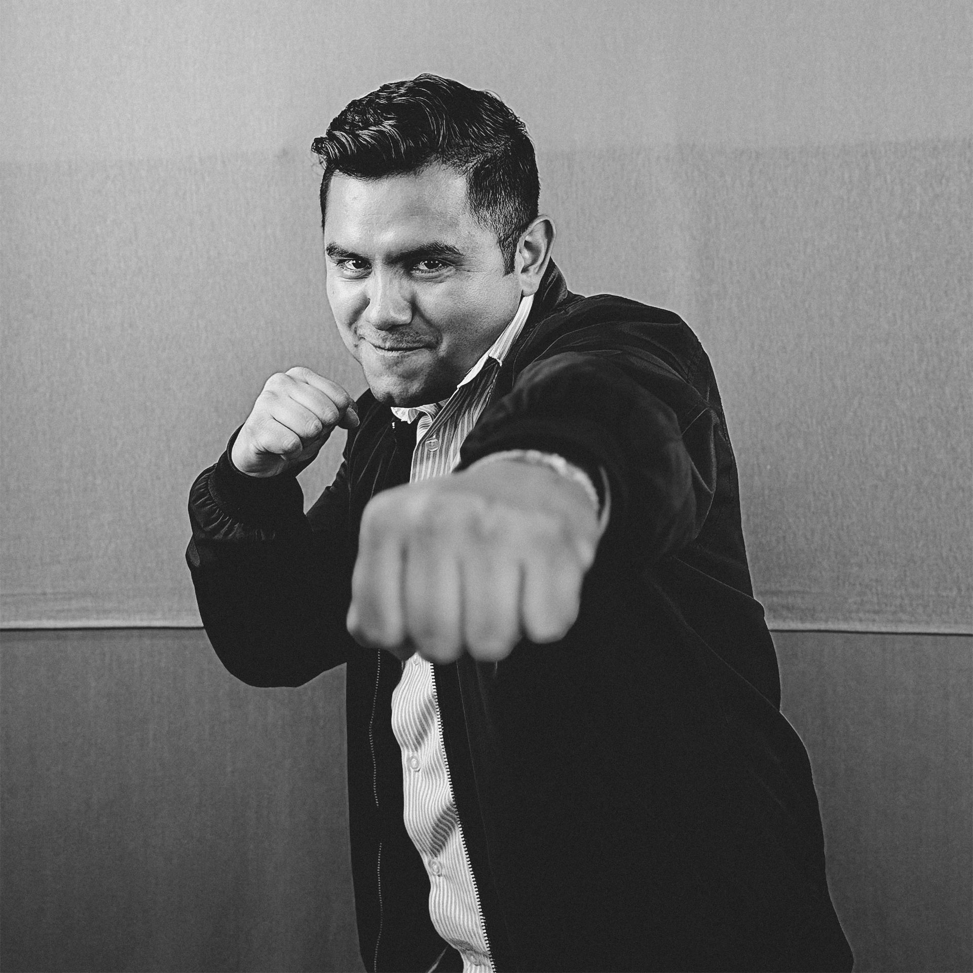 Una fotografía en blanco y negro de un hombre con el puño en el aire.
