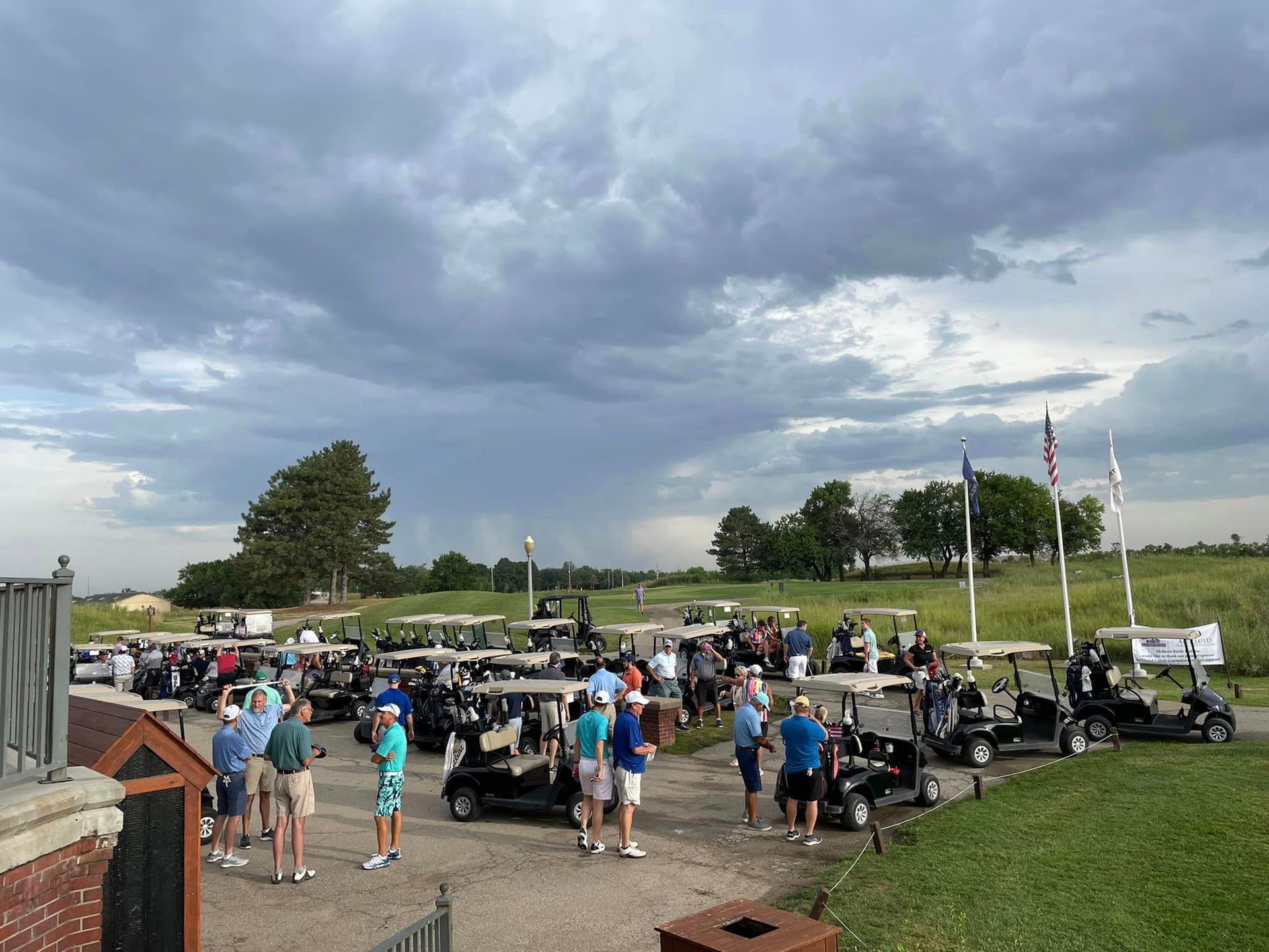 A crowd of golfers