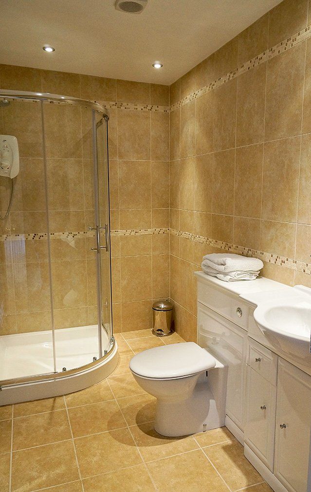 The ensuite shower in the bluebell room at the draen