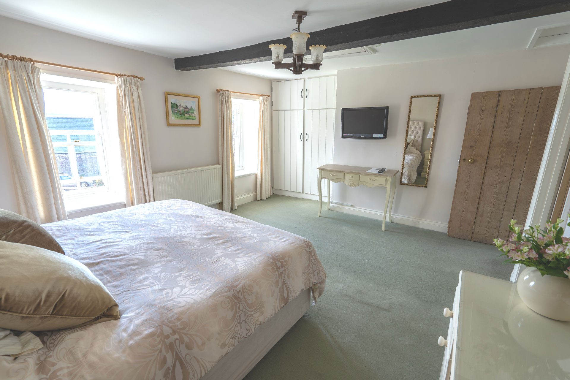 The rose suite bedroom at the draen