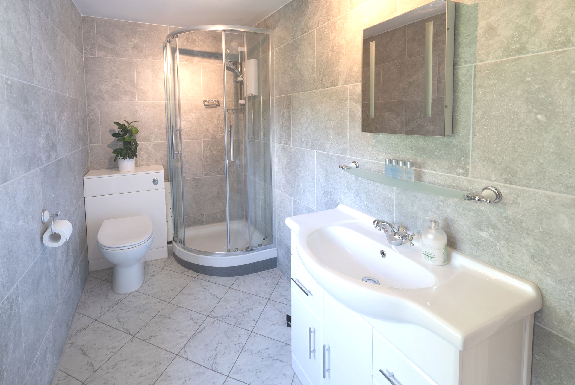 ensuite shower at the rose room