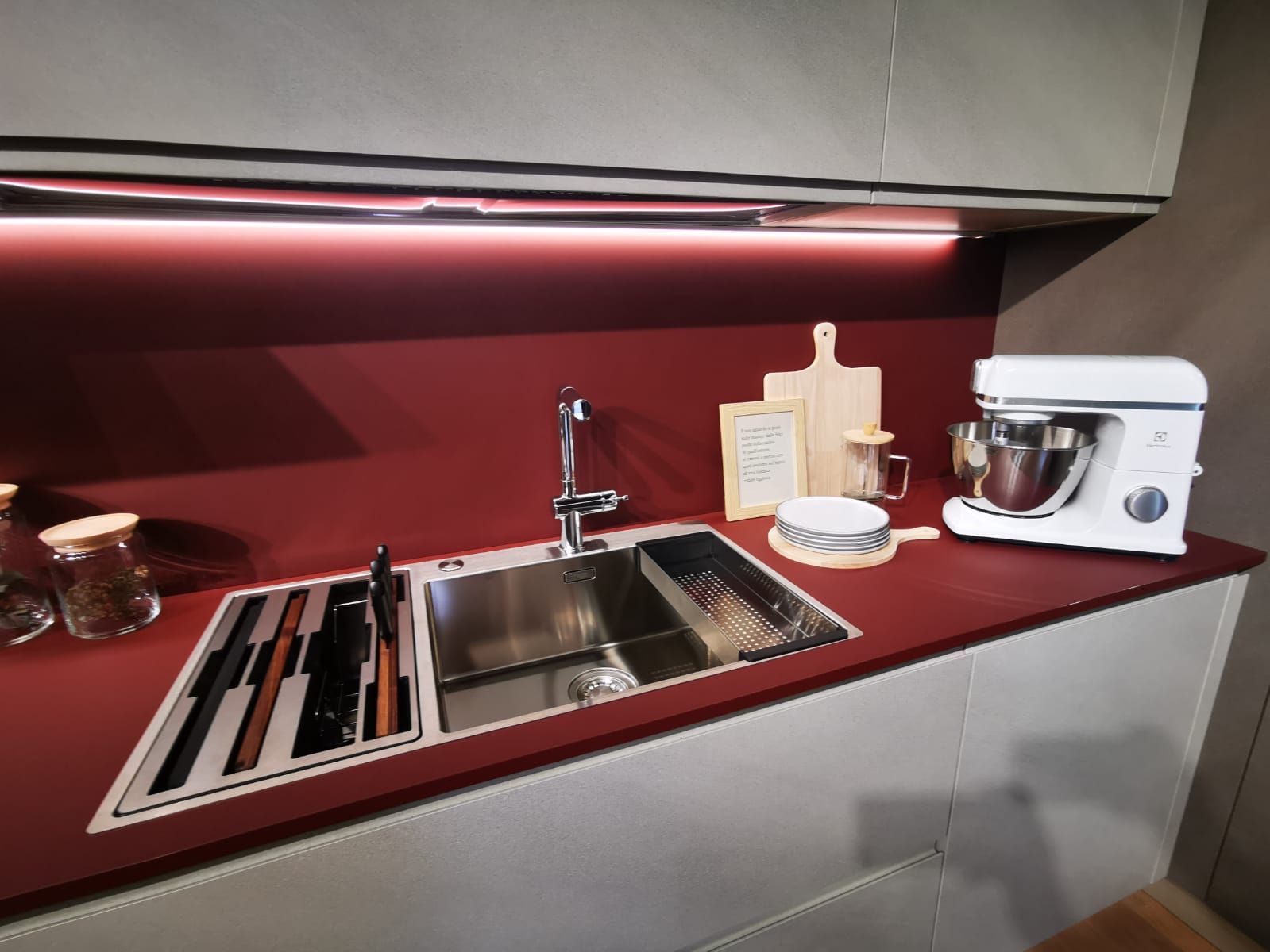 Una cucina con lavello e miscelatore sul piano