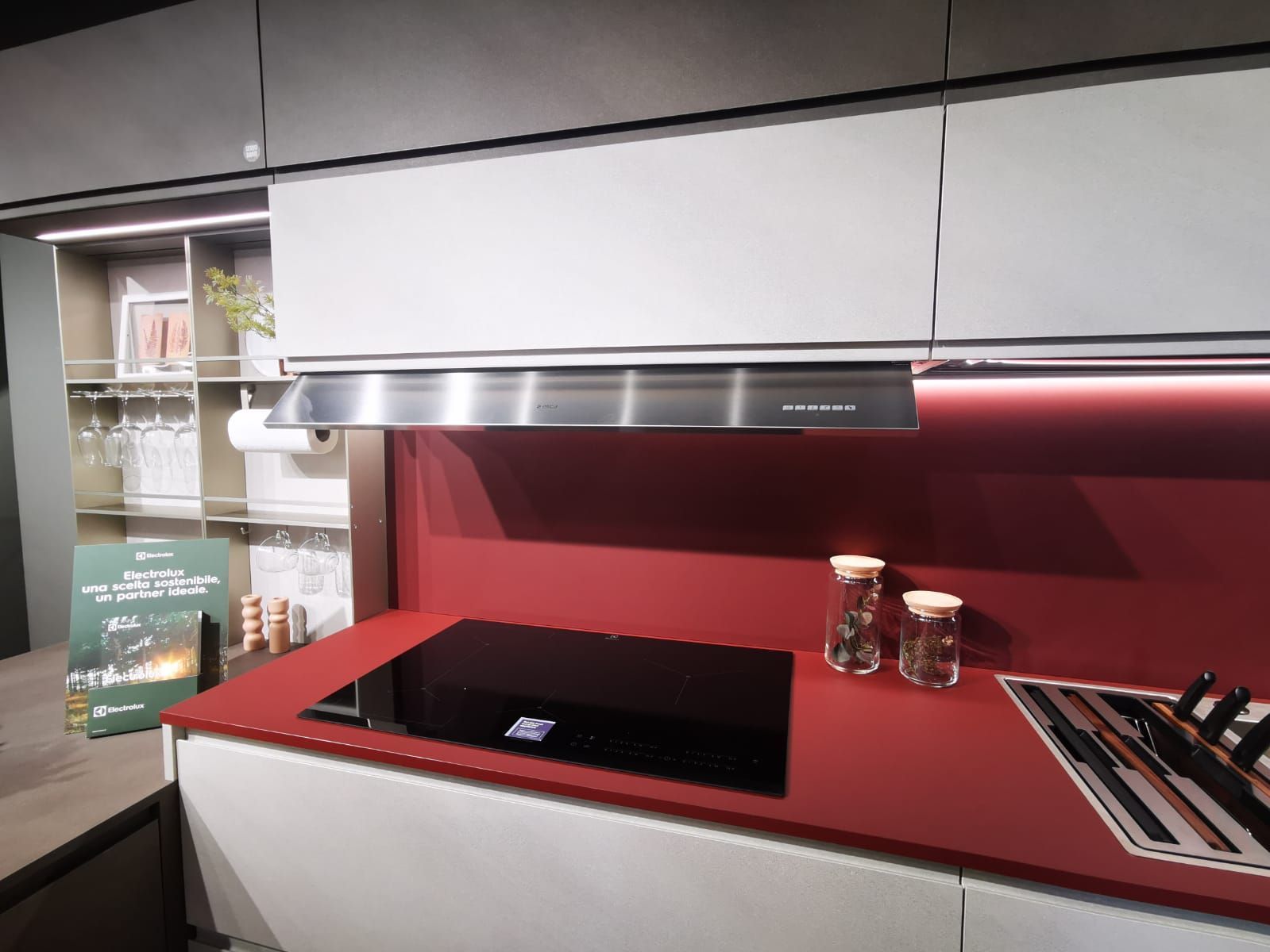 Una cucina con ripiano rosso e forno