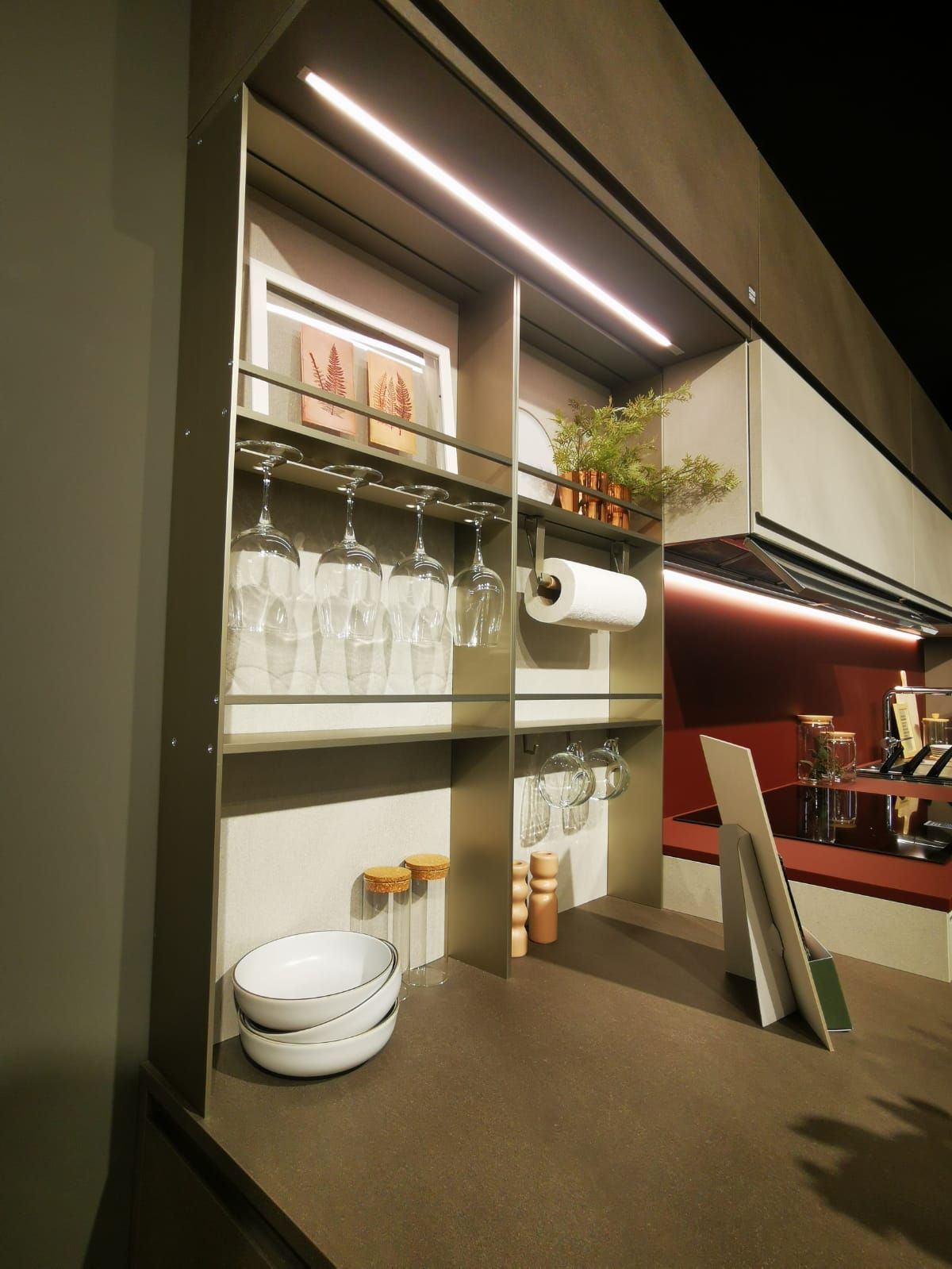 Una cucina con porta asciugamani di carta e bicchieri da vino