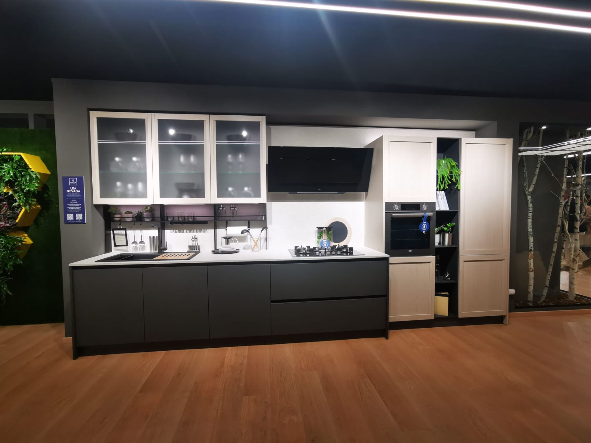 Una cucina con molti mobili e un pavimento in legno.