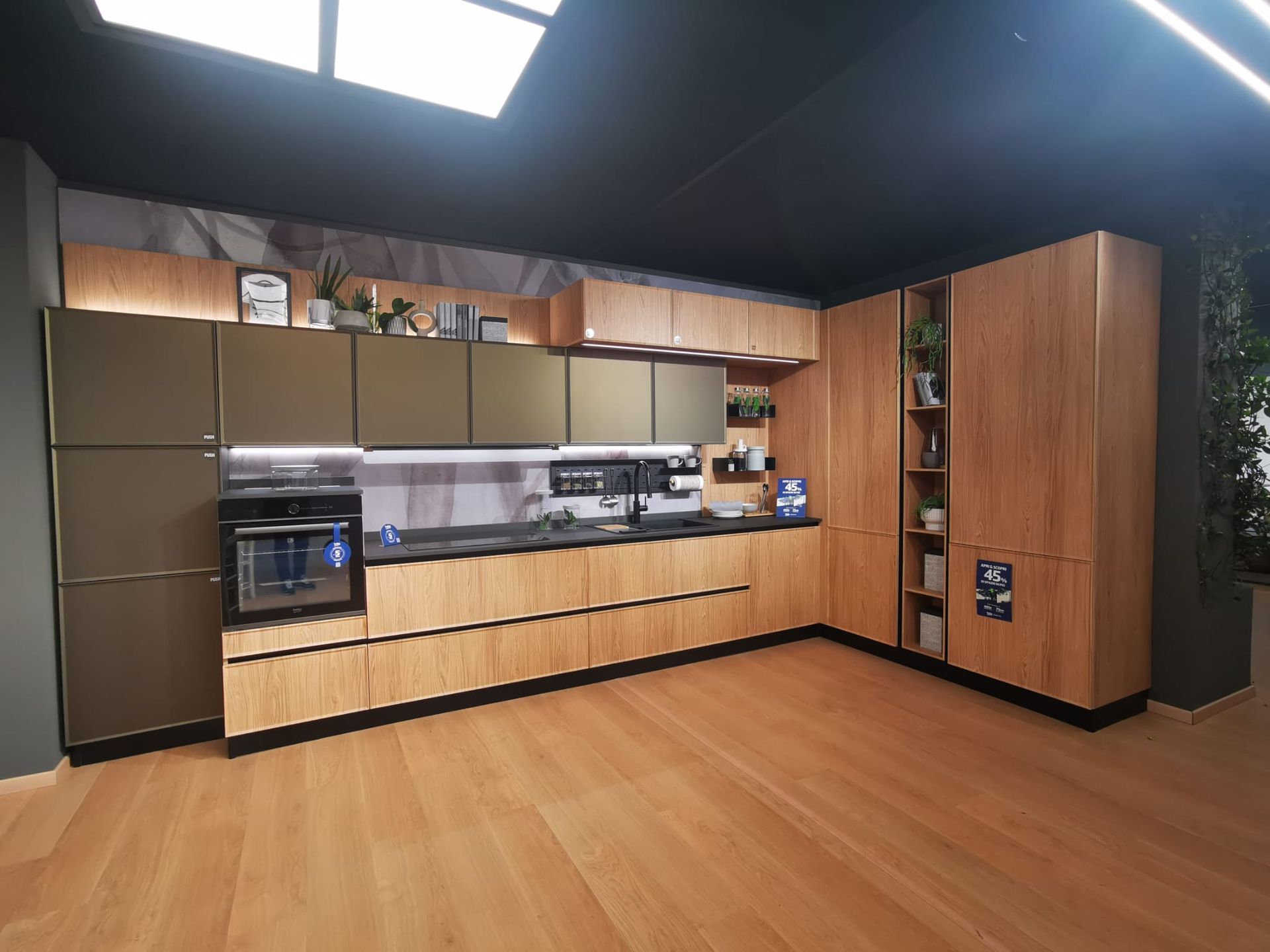 Una cucina con mobili in legno e pavimento in legno.