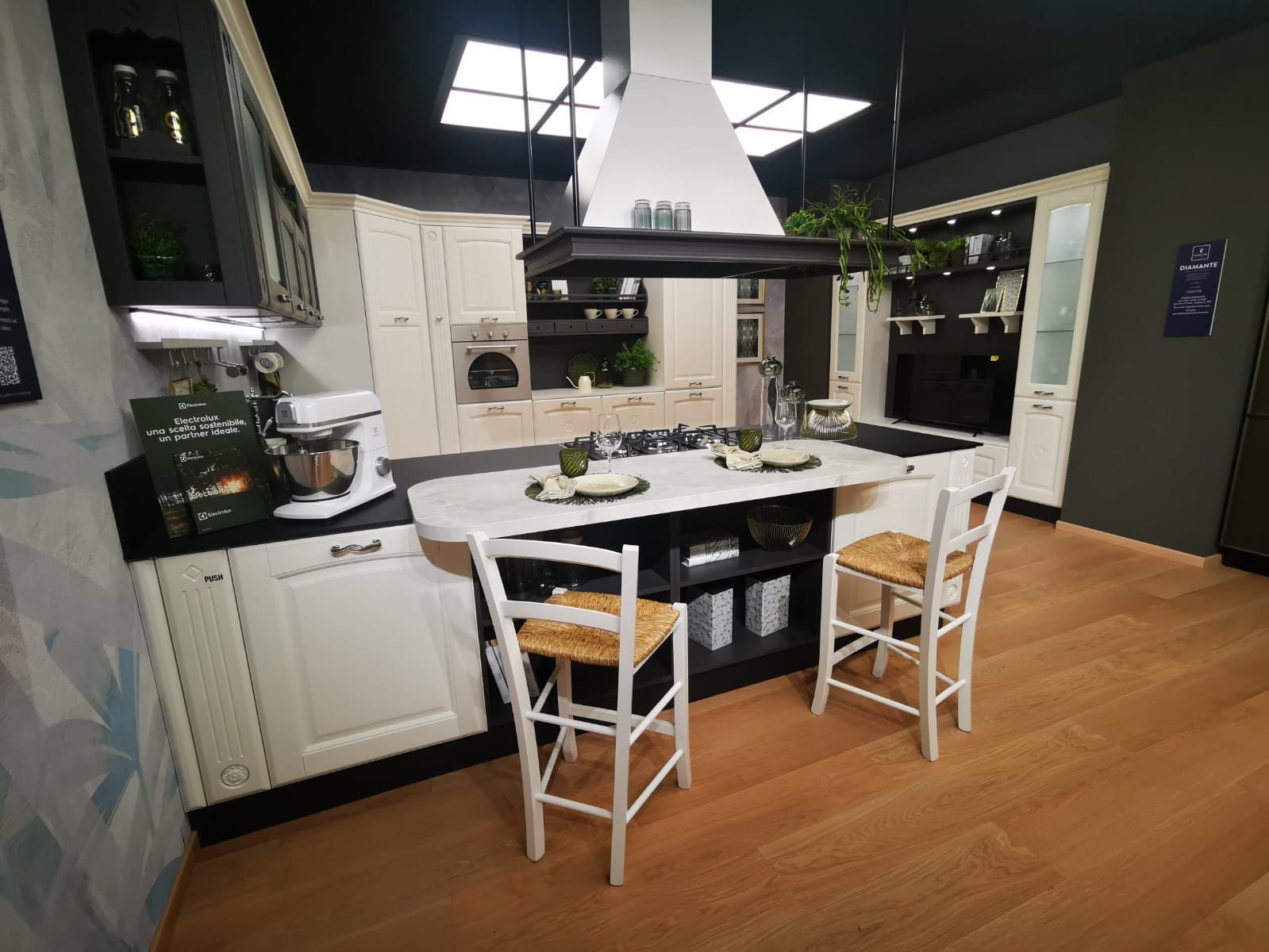 Una cucina con tavolo e sedie