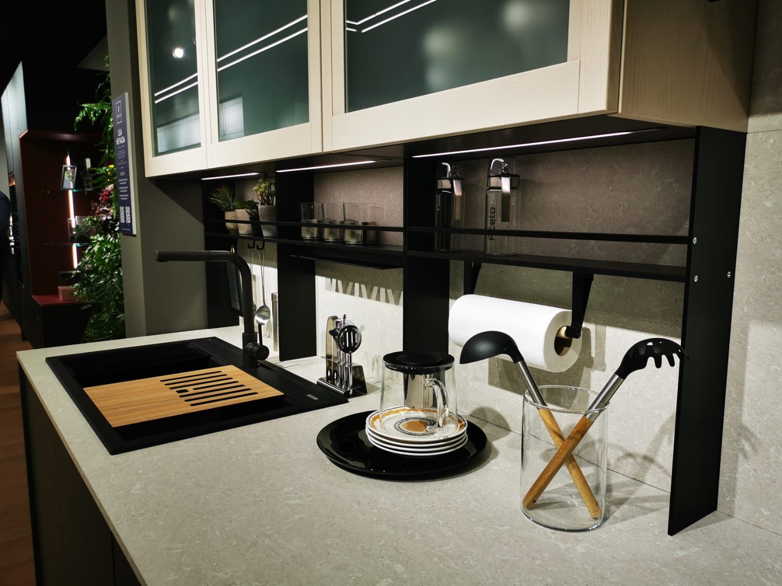 Un bancone della cucina con utensili e piatti sopra