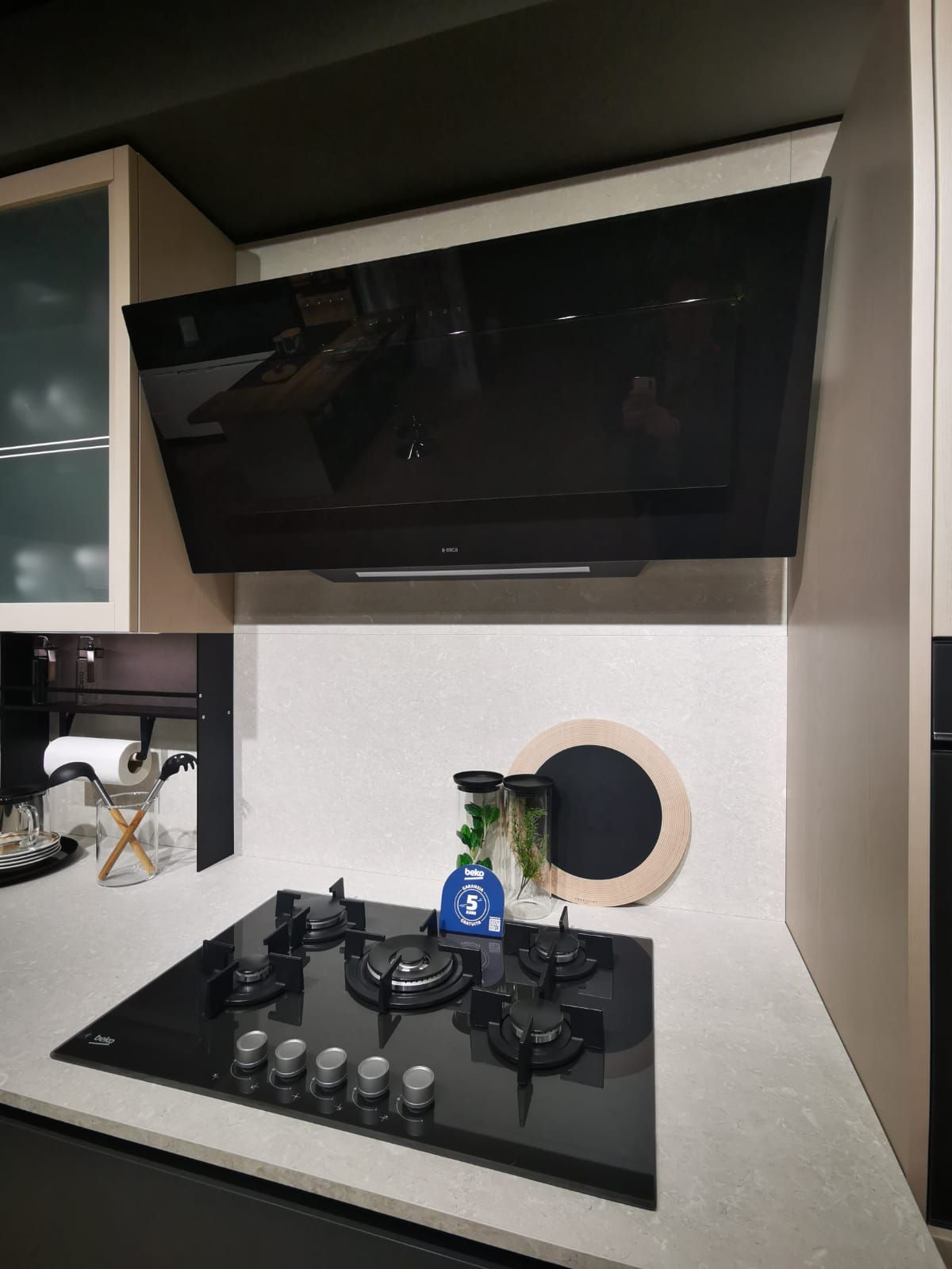 Un forno nero è seduto su un bancone in una cucina.