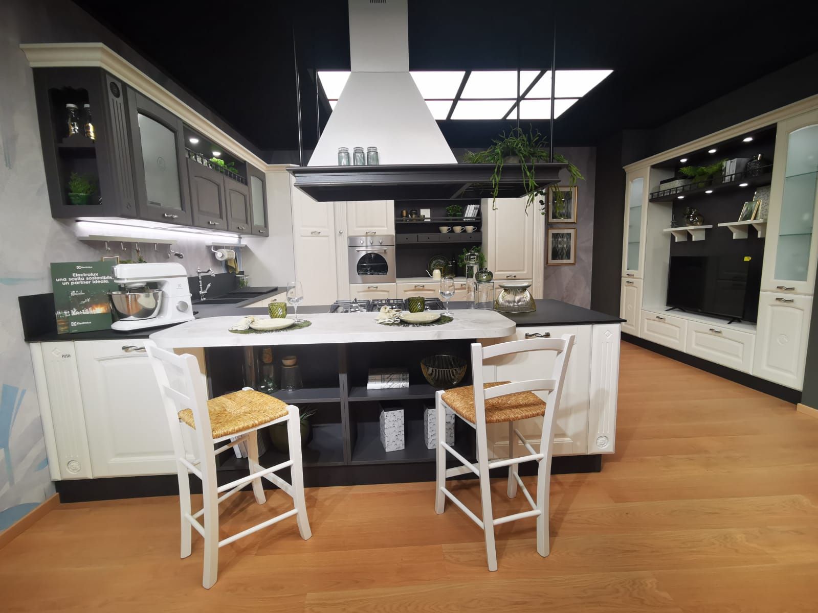 Una cucina con tavolo e sedie