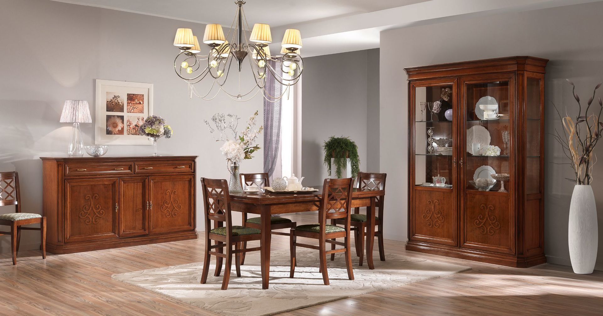 Una sala da pranzo con tavolo, sedie e lampadario