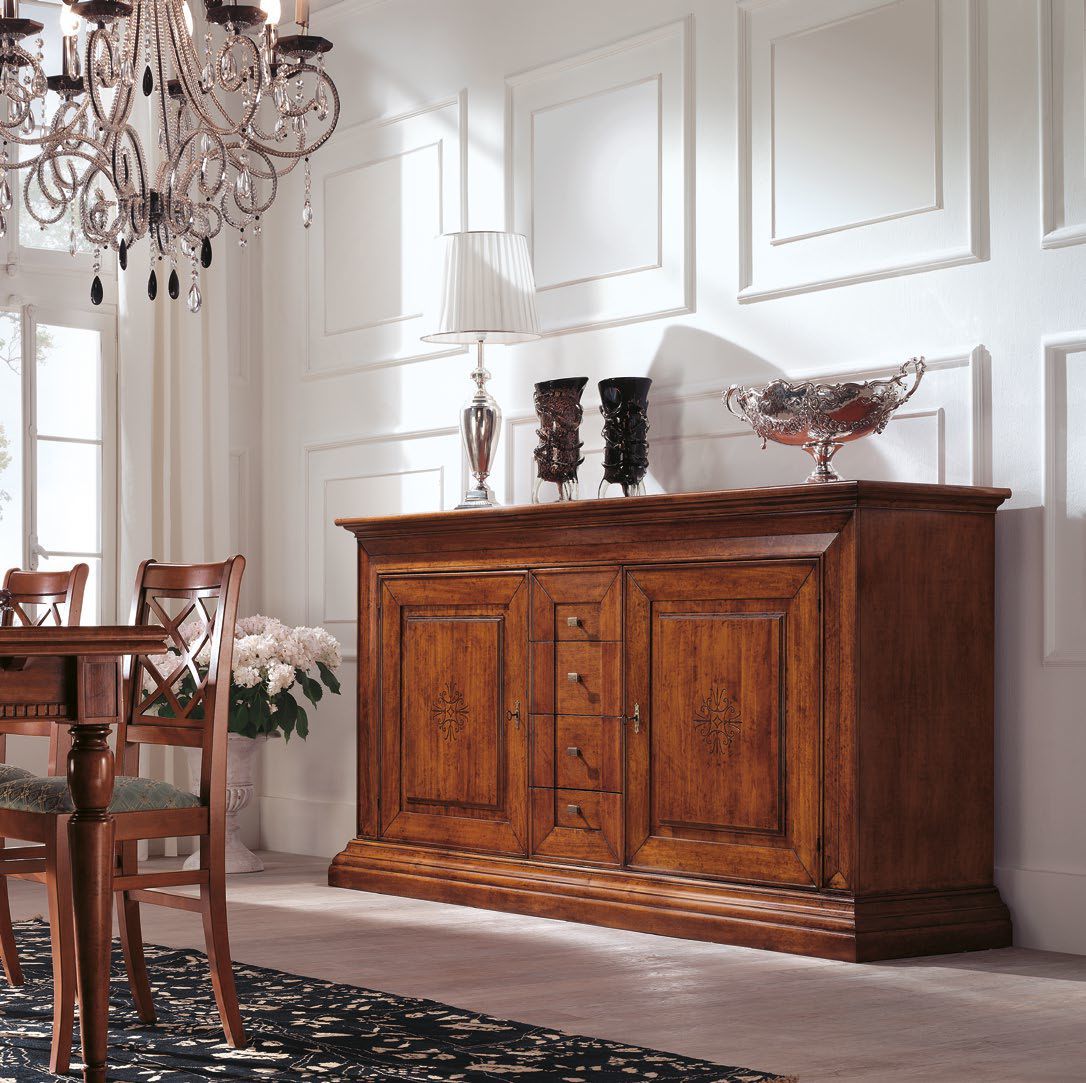 Una sala da pranzo con tavolo e sedie e un mobile in legno