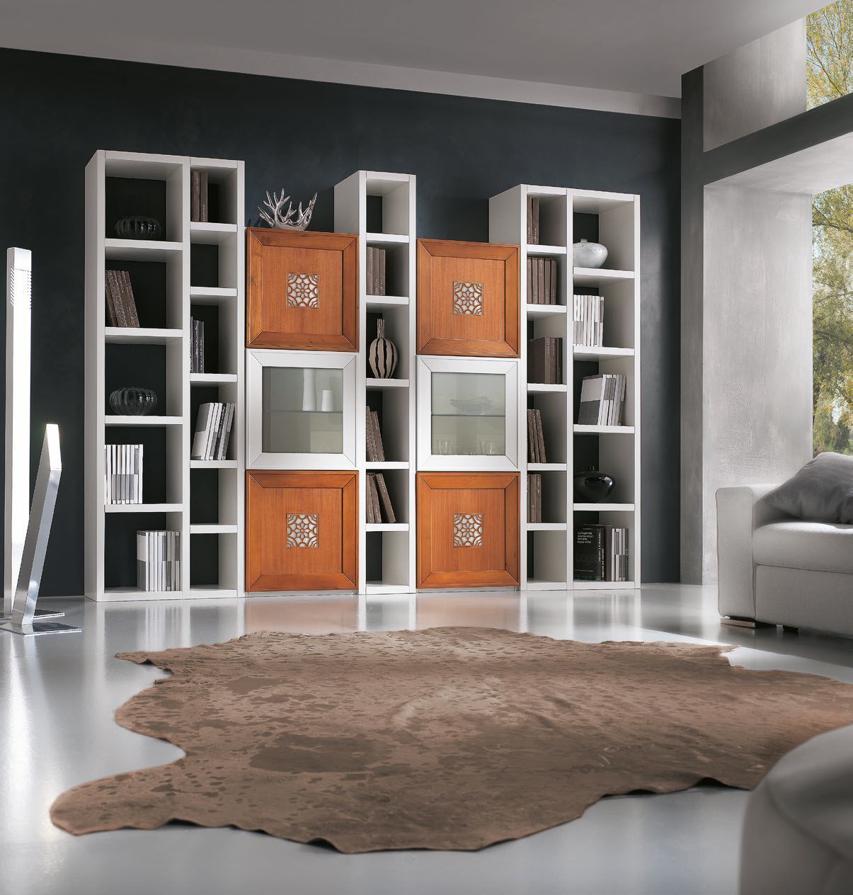 Un soggiorno pieno di mobili e un tappeto