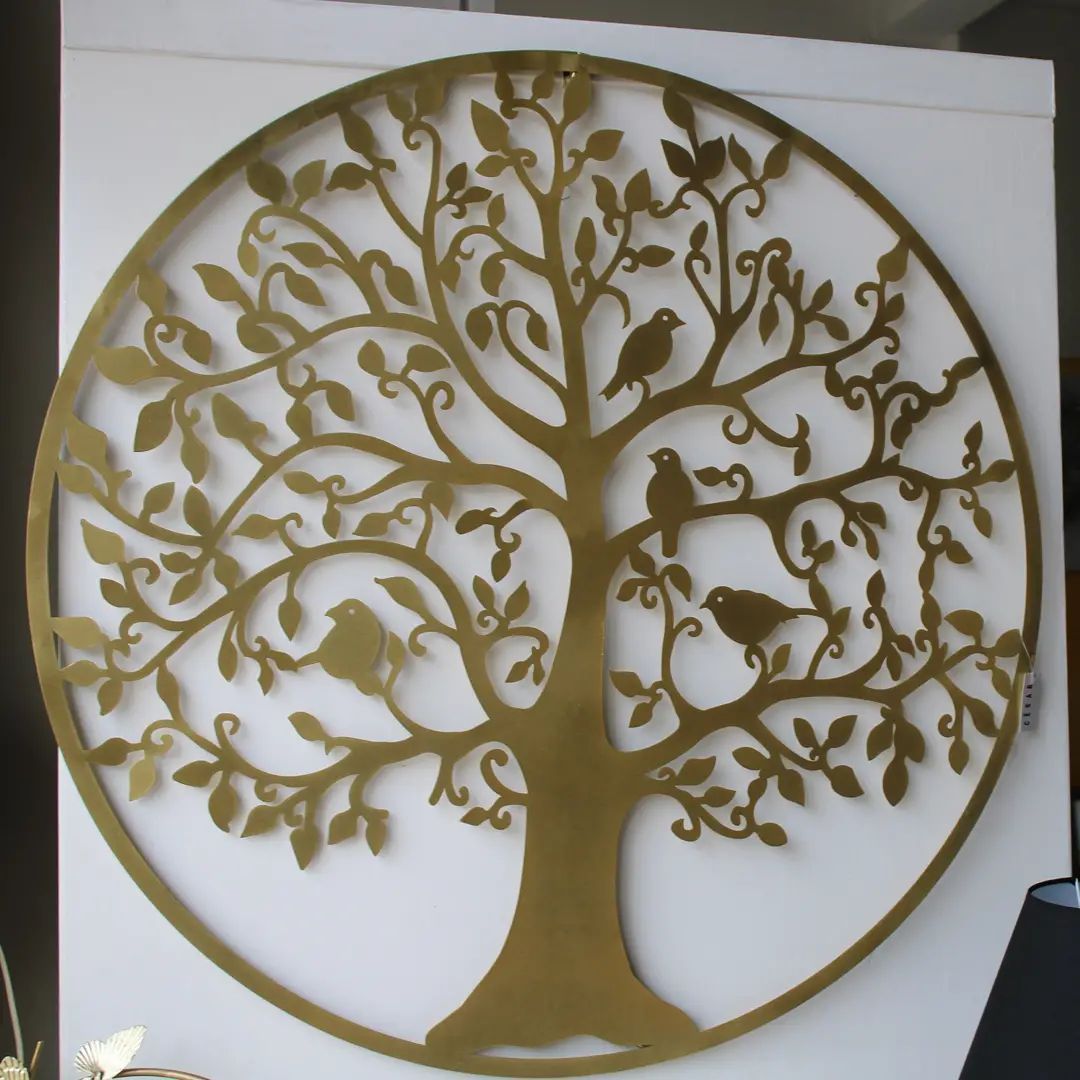 Un albero con due uccelli posati sui rami