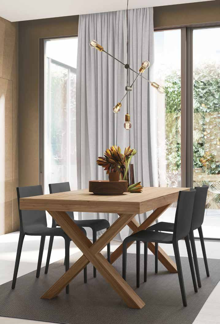 Una sala da pranzo con tavolo e sedie in legno e una grande finestra.