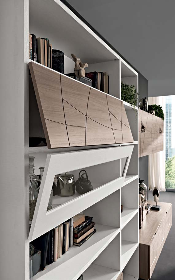 Un soggiorno con una libreria piena di libri e una televisione.