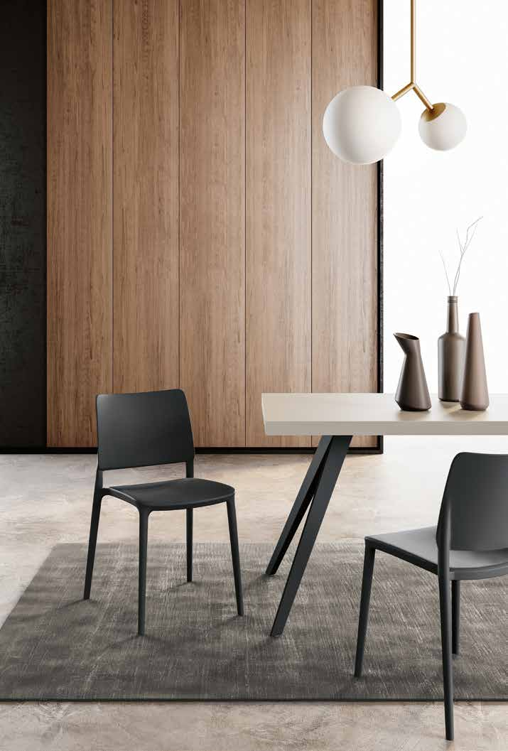 Una sala da pranzo con tavolo, sedie e tappeto.