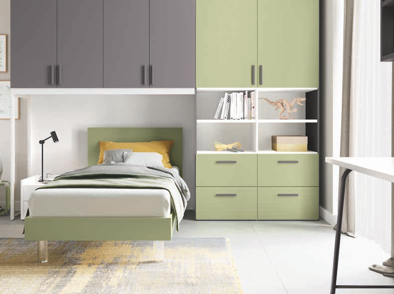 C'è un letto singolo al centro della stanza.