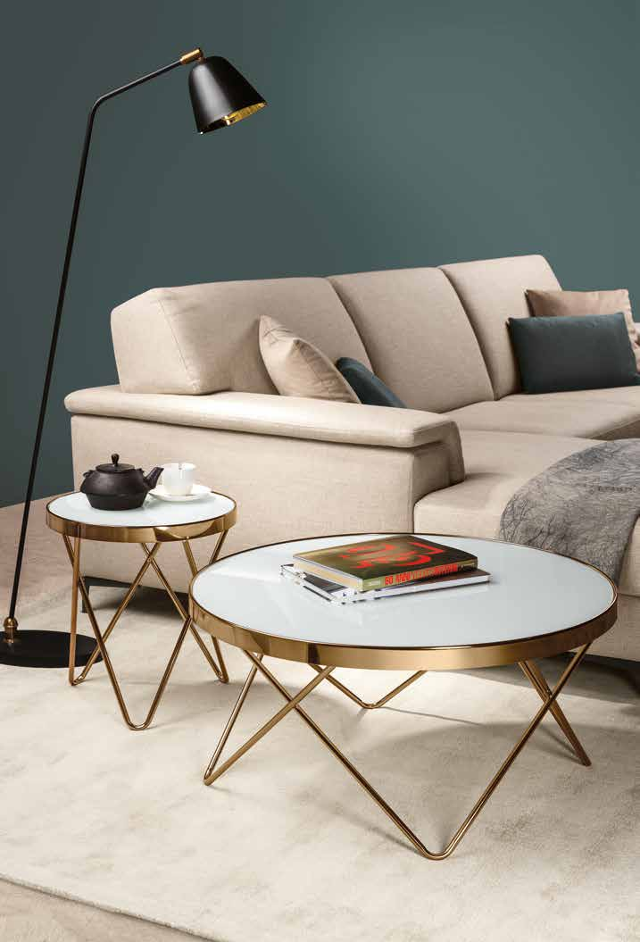 Un soggiorno con un divano e due tavolini