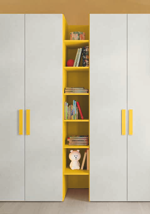 Un armadio bianco con maniglie gialle e ripiani gialli