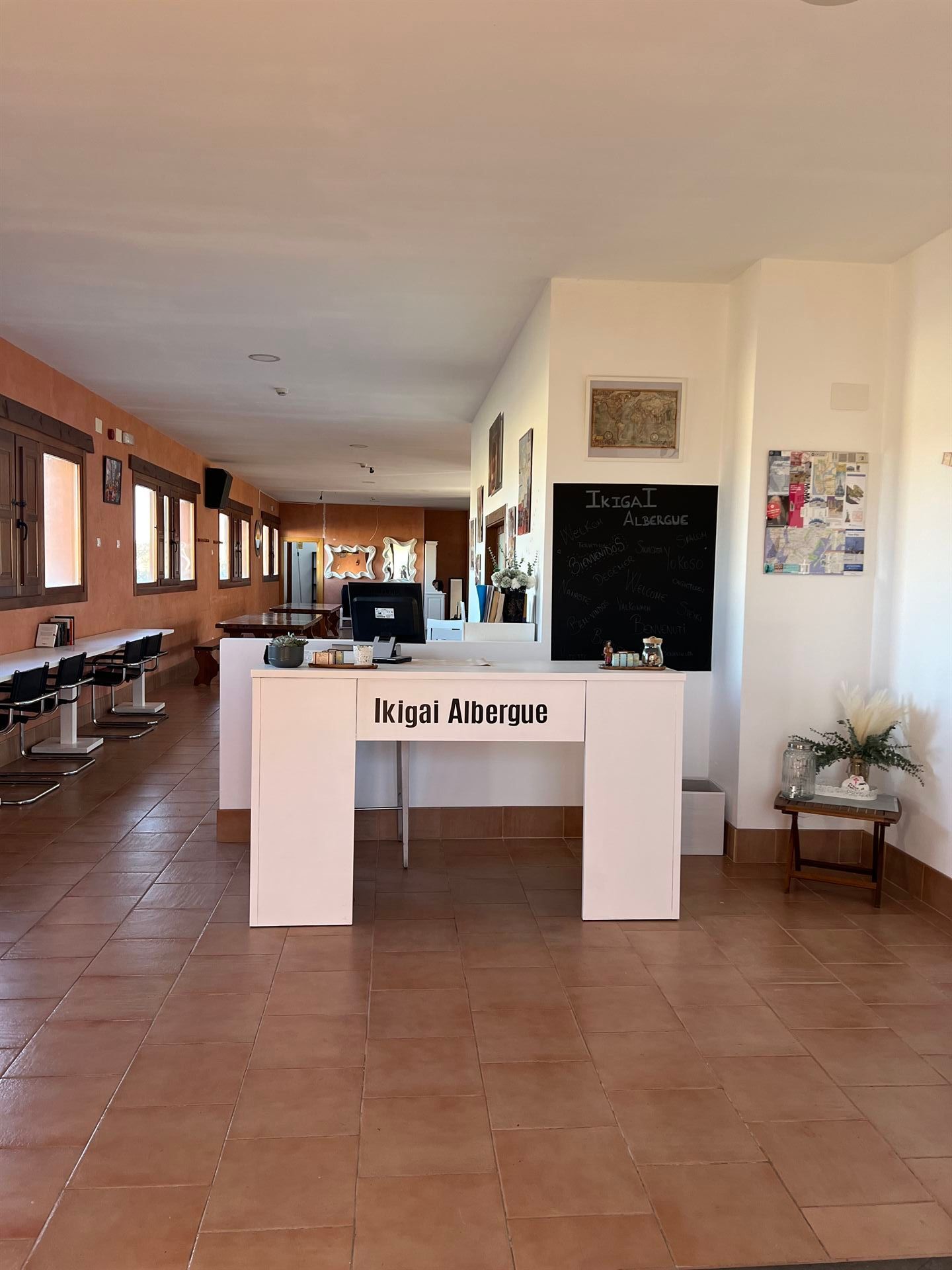 Una sala de estar con un sofá y una mesa de café hechos con palets.