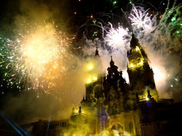 Fuegos artificiales sobre una catedral por la noche.