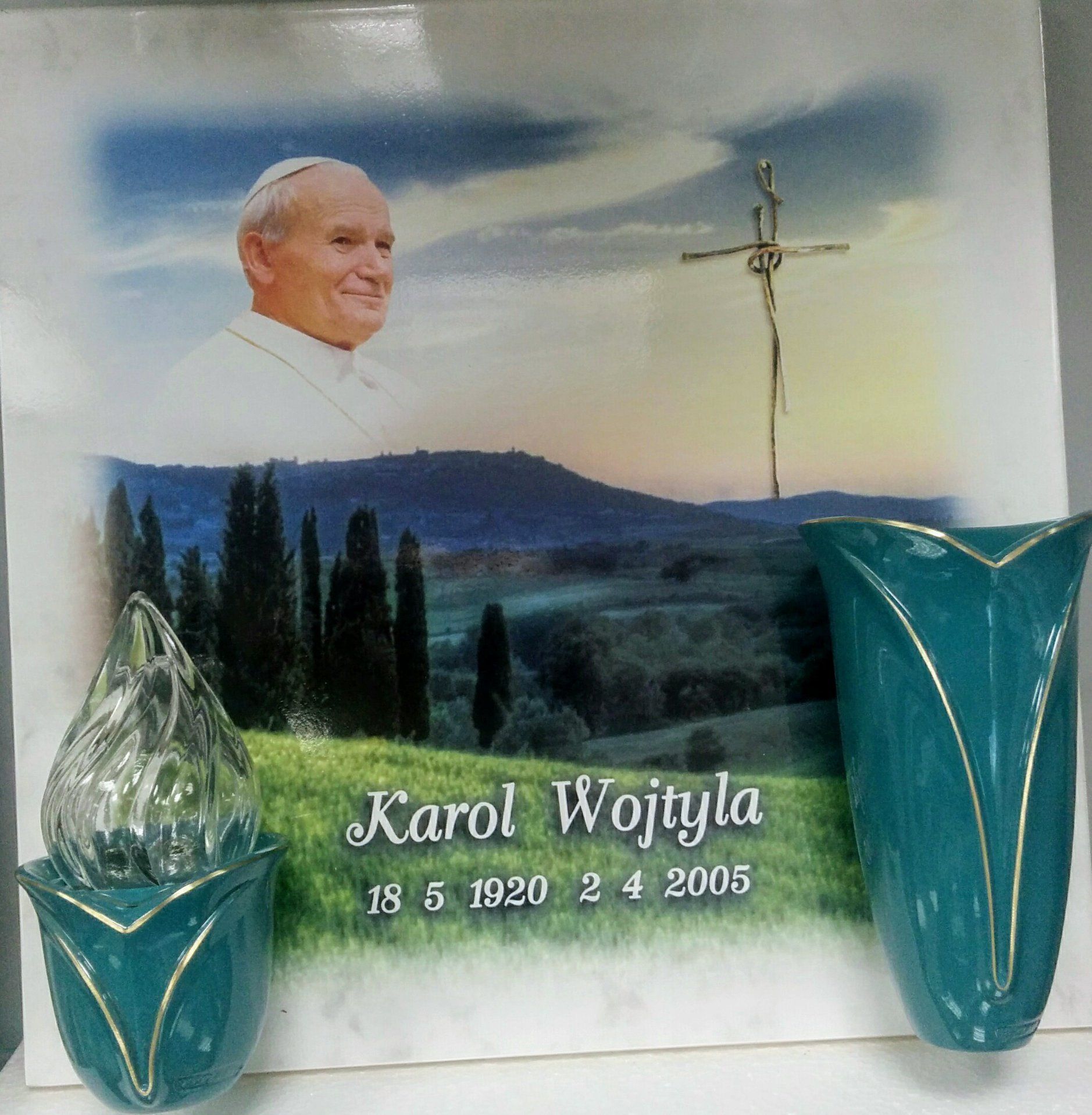 lapide sacra con immagine papa