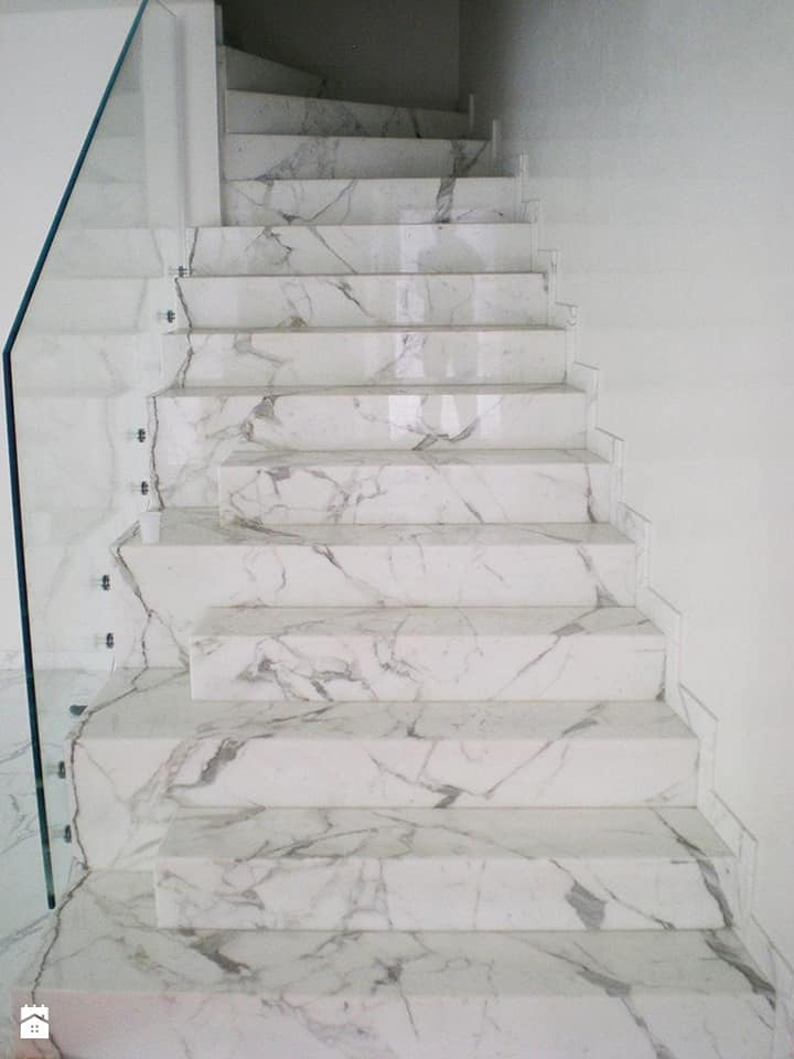 scala interna in marmo bianco