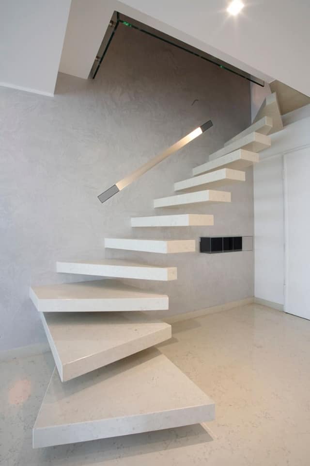 scala dal design moderno in marmo bianco