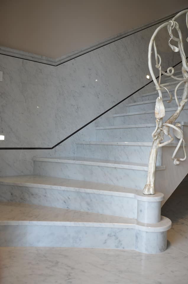 scala classica in marmo