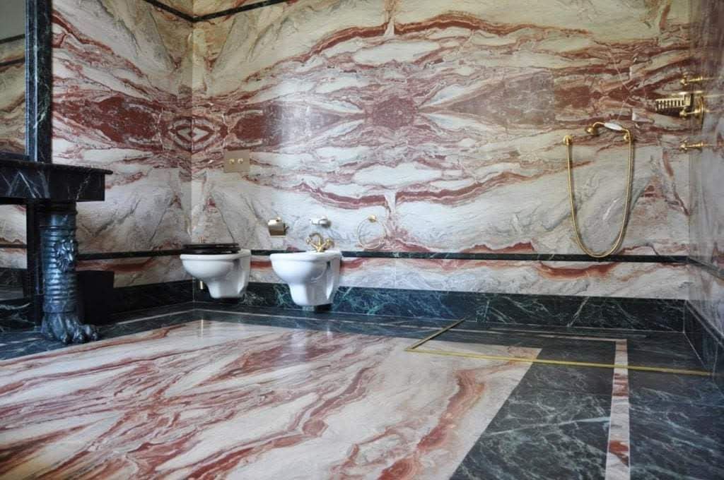 pareti e pavimento in marmo